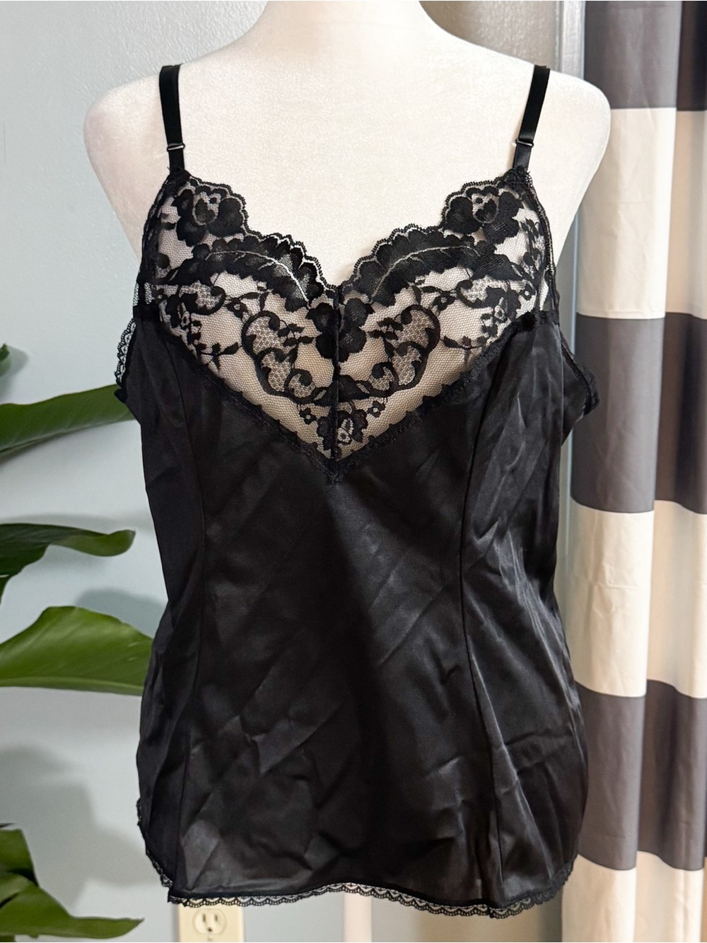 Vintage Vassarette Black Lace Camisole XL 44 Plus Size Lingerie Top - Picture 10 of 10